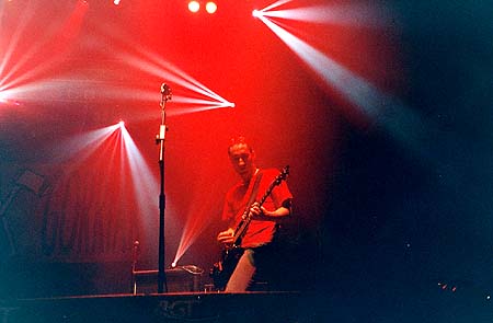 Iñigo Muguruza, 2º concierto de despedida de Negu Gorriak. 24 de Febrero 2001. Foto: F-Mhop ( Varios : General de La Factoría del Ritmo 12 )