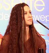 Alanis Morissette: Escondiendo cosas debajo de la alfombra