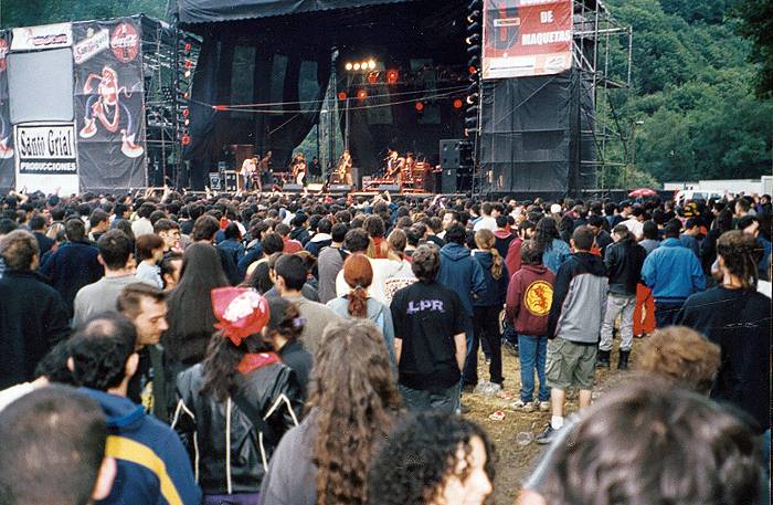 Público en Derrame Rock 2002. Foto: F-MHop. ( Varios : Galería fotográfica general de La Factoría del Ritmo 15 )