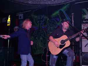 Bob Catley, Patricia & Fran (Nexx): Sala Rock Beer The New (Santander) 18/10/2003