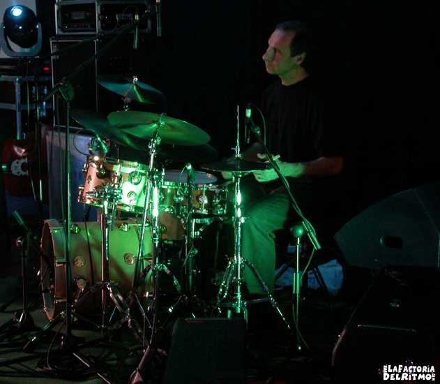 Karrin Allyson band (batería). Foto: F-Mhop ( Festival de Jazz de Santander 2003 : 11, 12 y 13 de julio. )