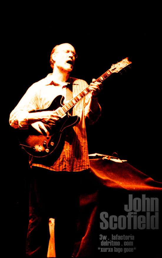 JOHN SCOTFIELD: 25-julio-2004 en Festival de Jazz de Pontevedra Fotos: Xurxo Lago . ( Varios : Galería general )