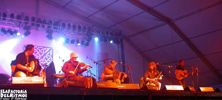 Peter Browne y su banda. 03/07/2004. ( Festival Magosta Folk 2004 : 1 a 4 de julio en castañeda (cantabria) )