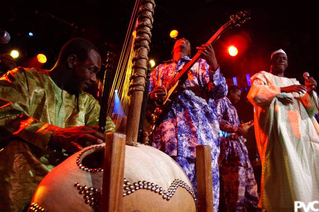 TOUMANI DIABATé Y SYMMETRIC ORCHESTRA