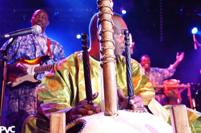 TOUMANI DIABATé Y SYMMETRIC ORCHESTRA