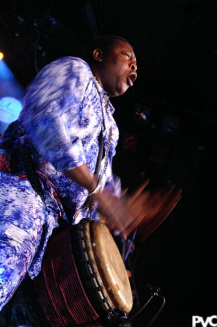 TOUMANI DIABATé Y SYMMETRIC ORCHESTRA