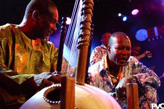 Toumani Diabaté y Symmetric Orchestra