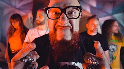 Strawberry Hardcore: Regresa con un nuevo single que arrasa en visualizaciones.